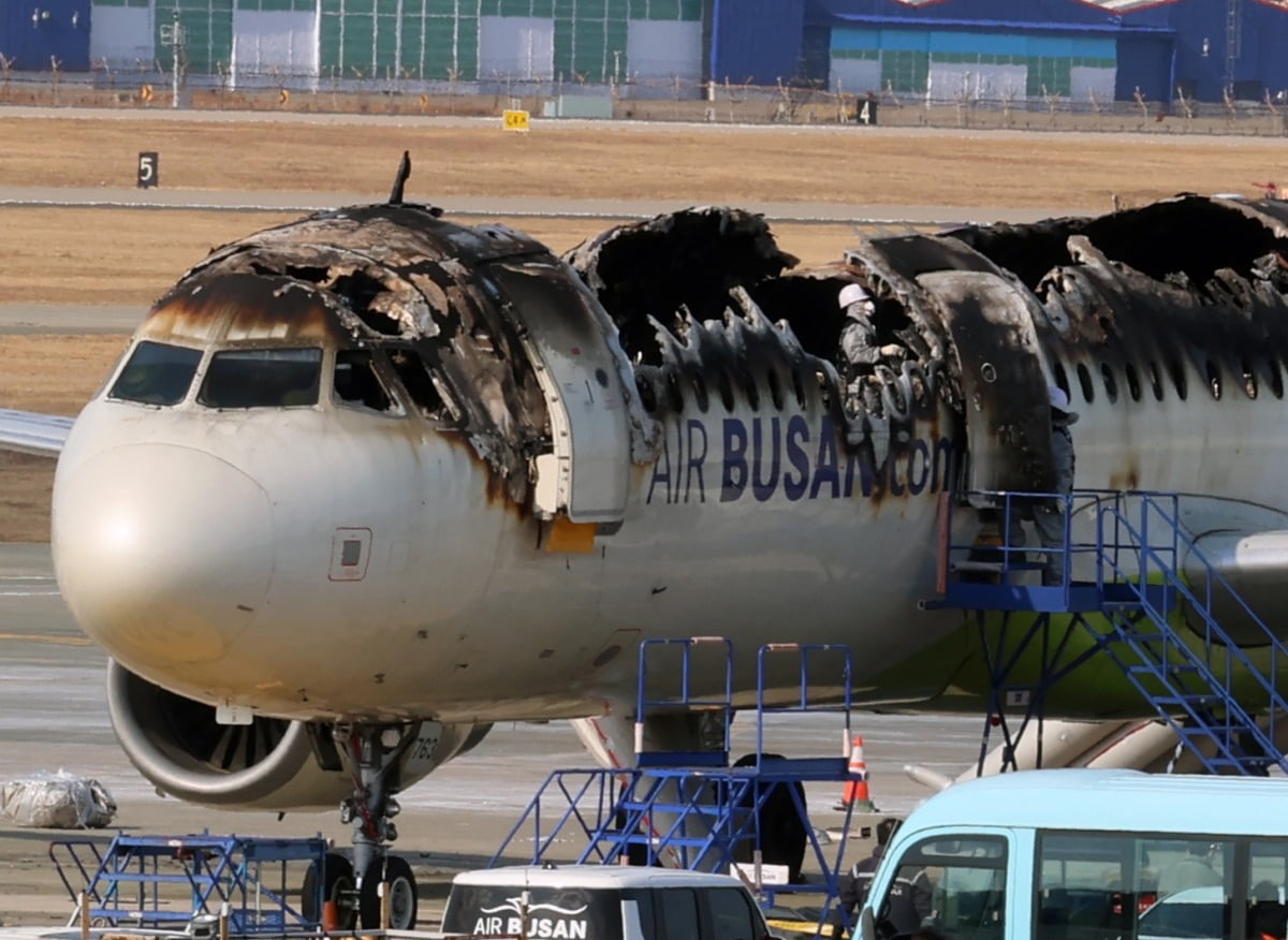 지난달 28일 오후 10시 15분께 부산 김해공항 주기장에서 이륙을 준비하던 홍콩행 에어부산 카지노 게임 추천기에서 불이 나 승객과 승무원 등 176명이 비상 탈출했다. /연합뉴스