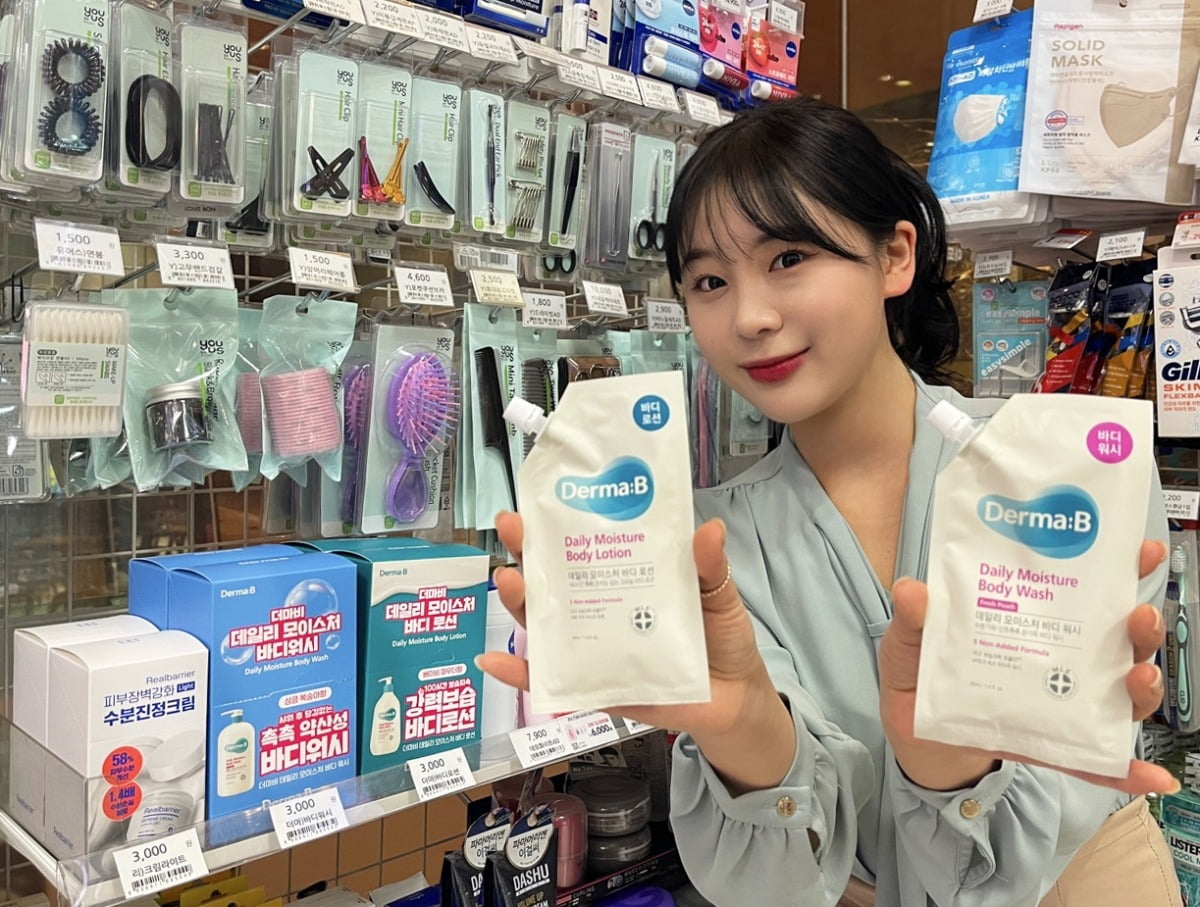 GS25가 선보인 △더마비(Derma:B) 모이스처 바디워시 30㎖ △더마비 모이스처 바디로션 30㎖ / 사진=GS리테일 제공