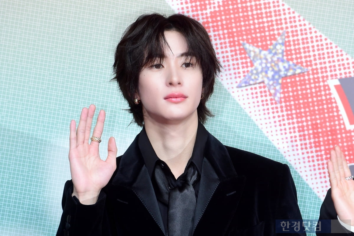 라토토사이트 주인공, 눈 뗄 수 없는 화려한 비주얼… '브리즈 심쿵' [입덕도우미]