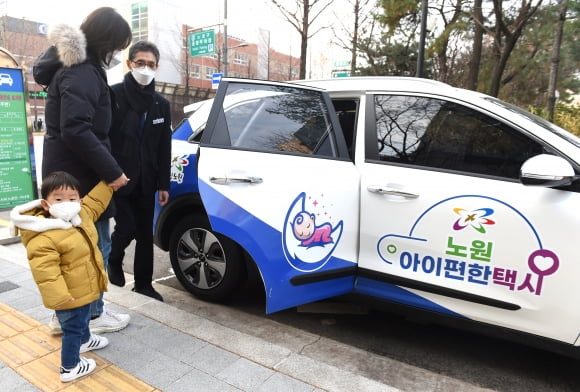 서울 노원구 한 주민이 노원아이편한택시를 이용하고 있다. /사진=노원구