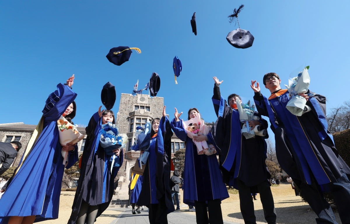 24일 서울 서대문구 연세대학교에서 열린 학위수여식에서 카지노 룰렛생들이 학사모를 던지며 즐거운 시간을 보내고 있다. /이솔 기자