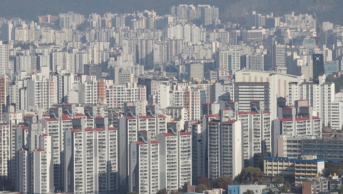 서울 남산에서 바라본 아파트 단지 모습. 뉴스1