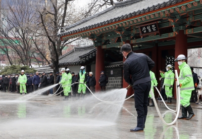 [포토] 탑골공원 물청소