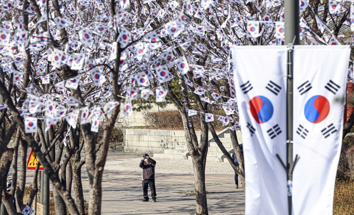 제106주년 3.카지노 룰렛판을 이틀 앞둔 27일 서울 용산구 효창공원에 태극기 거리가 조성돼 있다./임형택 기자