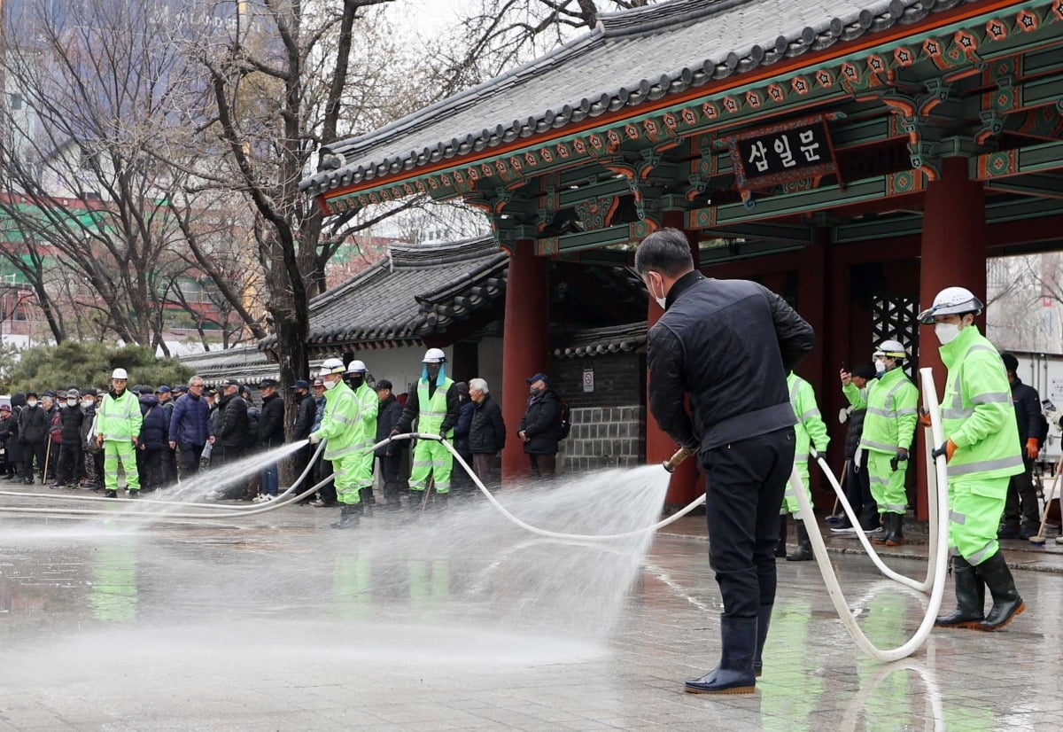 제106주년 3.카지노 룰렛판을 하루 앞둔 28일 서울 종로구 탑골공원에서 서울시 관계자들이 바닥 등 시설물 청소를 하고 있다./이솔 기자