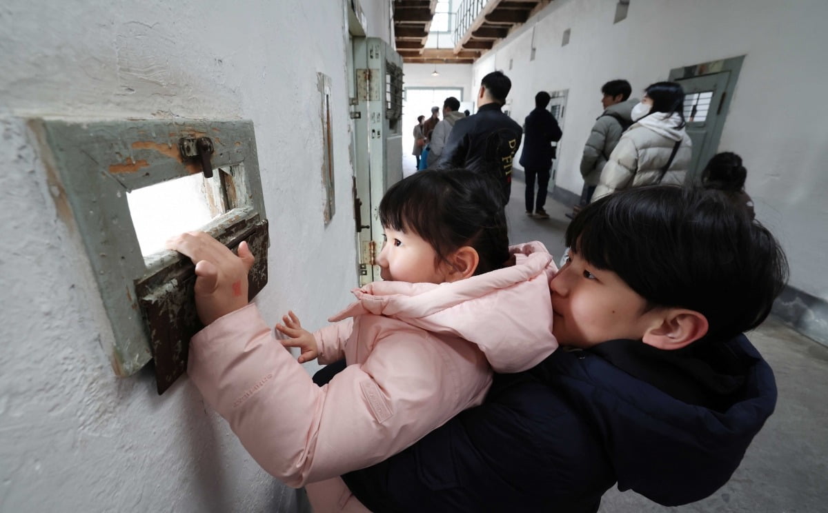 제106주년 3.카지노 룰렛판을 하루 앞둔 28일 시민들이 서울 서대문구 서대문형무소역사관 내부를 둘러보고 있다./이솔 기자