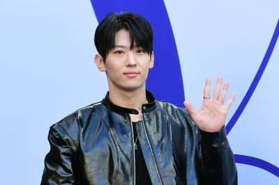 [포토] 덱스, '부드러운 손인사~'