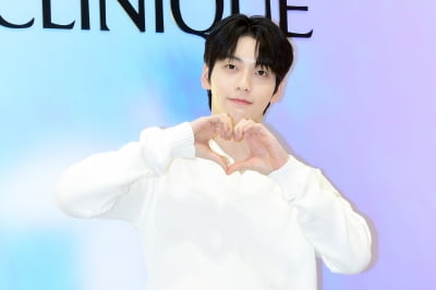 [포토] TXT 수빈, '팬들에게 하트 발사~'