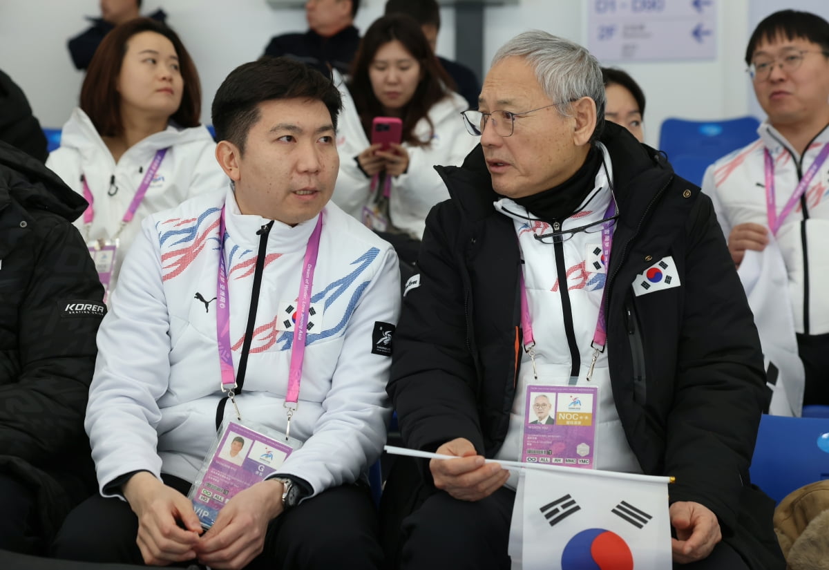 유인촌 문화체육관광부 장관이 8일(현지시간) 중국 하얼빈 헤이룽장 빙상훈련센터 스피드스케이팅 오벌에서 열린 스피드스케이팅 경기를 관람하며 유승민 대한체육회장 당선자와 이야기를 나누고 있다. 사진=문화체육관광부