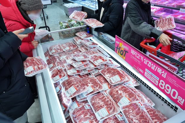 오픈 직후 고객들은 축산 코너로 뛰었다! 롯데마트, 캐나다산/미국산 삼겹살 890원 판매