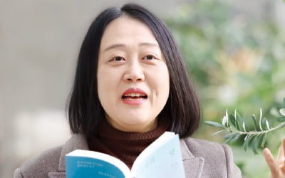  소설가 김의경 "맛있지만 고약한 냄새…두리안은 우리 삶과 닮았죠"