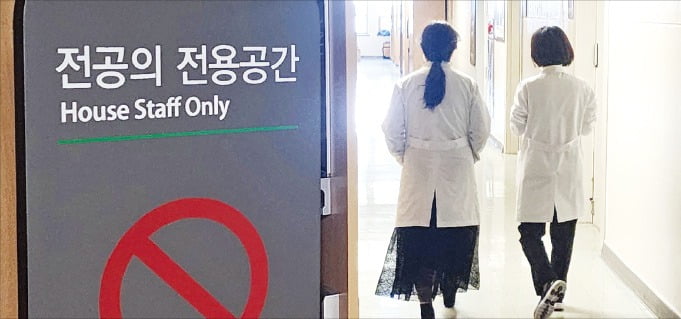 슬롯사이트 볼트 추천 사직 1년, 어디 갔나 봤더니…"56% '일반의' 재취업"