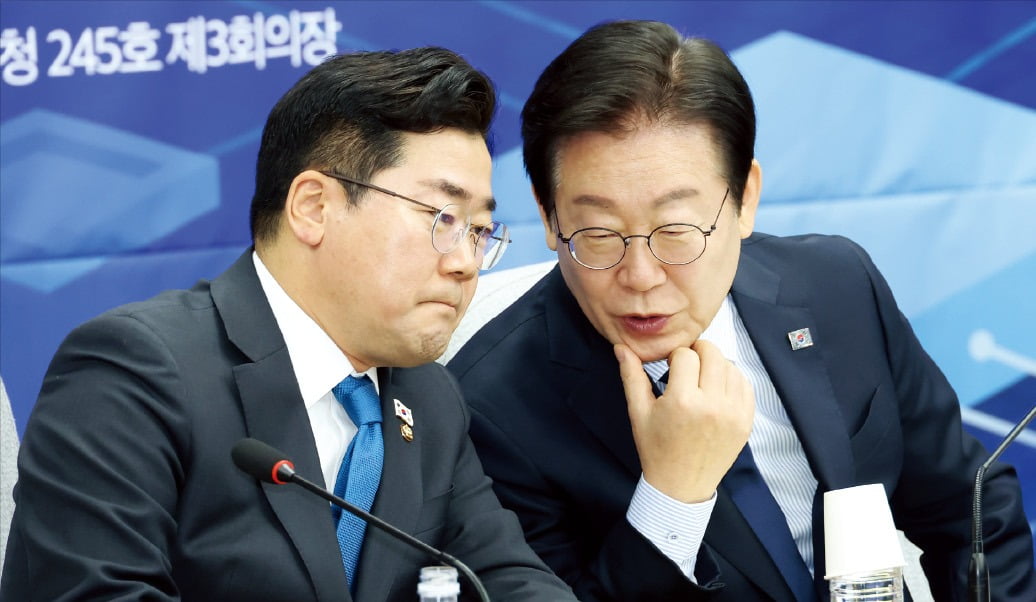 지난 3일 국회에서 열린 반도체특별법 토론회에 참석한 이재명 대표(오른쪽)와 박찬대 원내대표(왼쪽). /사진=강은구 기자 