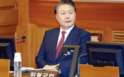 尹 "호수 위 달그림자 쫓는 느낌…일어나지도 않는 일 물어"