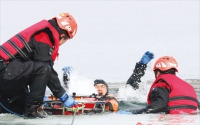 [포토] 최강 한파에도 수난사고 훈련