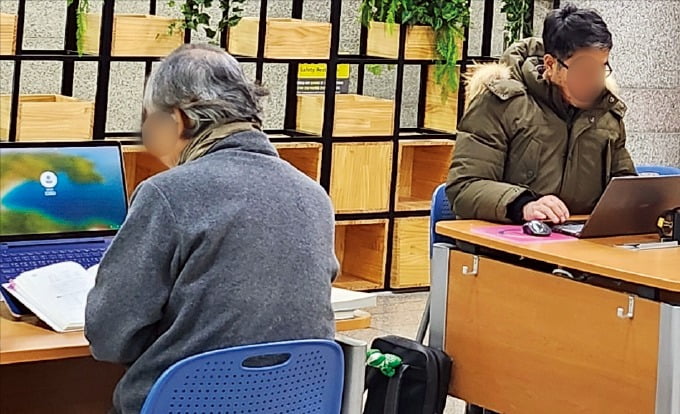 정년퇴직 후 인생한방 토토사이트을 찾는 5060세대가 늘고 있다. 지난 5일 경기 성남시 야탑동에 있는 중앙인생한방 토토사이트 열람실에서 시민들이 책을 읽고 있다. /성남시 제공