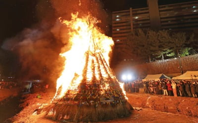 [포토] 정월대보름 앞두고 ‘달집태우기’