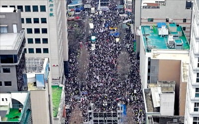 탄핵 찬반…둘로 갈린 광주 금남로