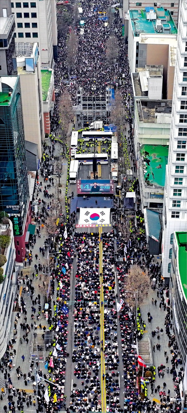 지난 15일 광주광역시 금남로에서 경찰 차벽을 사이에 두고 윤석열 대통령 탄핵 촉구 토토사이트 홍보 커뮤니티(아래)와 반대 토토사이트 홍보 커뮤니티가 동시에 열렸다. 연합뉴스
