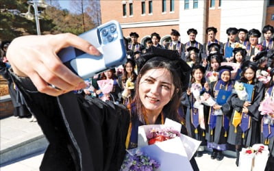  외국인 유학생도 졸업사진 ‘찰칵’