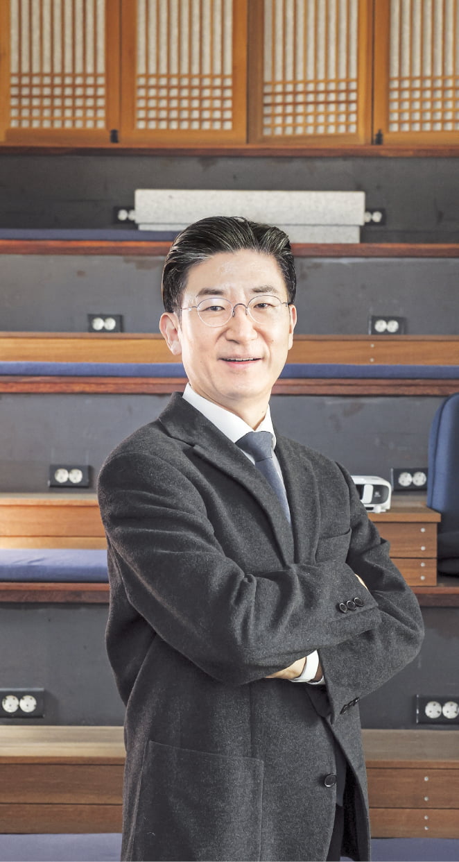 지난 17일 서울 양평동 ‘캠퍼스디 서울’에서 만난 김세연 동일고무벨트 전략고문은 “근거 없는 낙관이 존망의 토르가즘 토토사이트를 부를 수 있다”며 “기존 삶의 방식에 집착하기보다 시스템을 일신해 새로운 생존전략을 짜야 한다”고 말했다. 임형택 기자