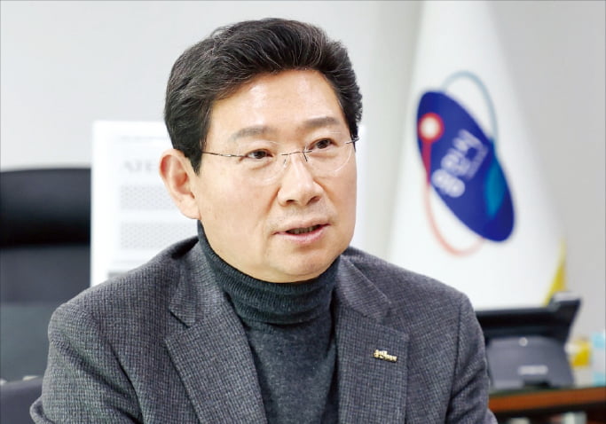 이상일 경기 카지노 칩시장이 집무실에서 ​지역의 주요 현안과 해결 방안을 설명하고 있다.  카지노 칩시 제공