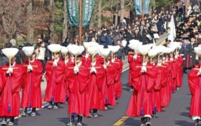 [포토] 성균관대 학생들, 공자 사당에 졸업 신고