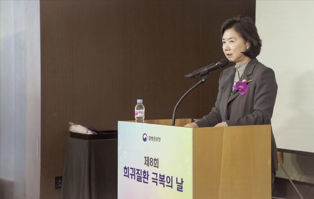 질병관리청은 지난해 서울 여의도 63컨벤션센터에서 ‘제8회 희귀슬롯 무료 사이트 극복의 날’ 기념행사를 열었다. 지영미 질병관리청장이 개회사를 하고 있다. 질병관리청 제공
