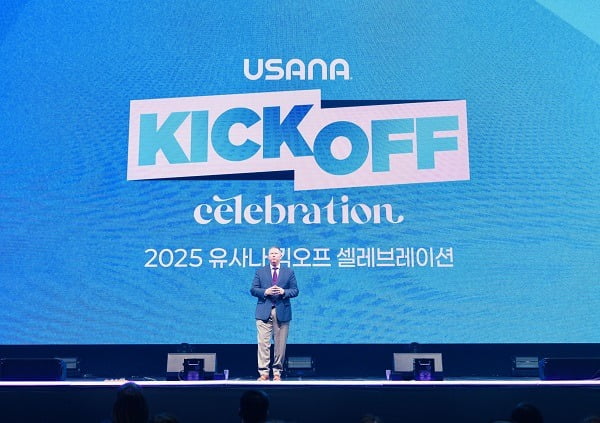 ‘2025 유사나 킥오프 셀레브레이션’에서 유사나 최고경영자(CEO) 짐 브라운과 유사나 북아시아 총괄 홍긍화 지사장이 2025년 유사나코리아 비전의 메시지를 전하고 있다. [사진 제공 = 유사나헬스사이언스코리아]