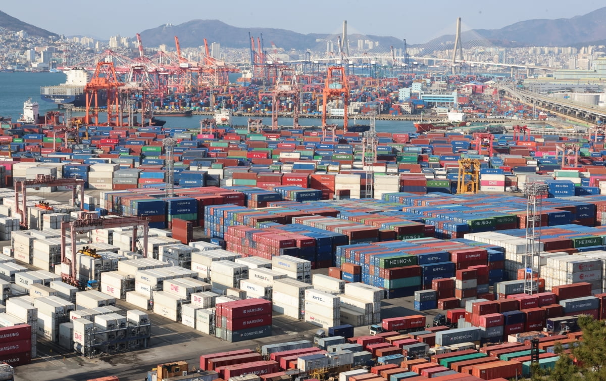 도널드 트럼프 미국 대통령이 캐나다, 멕시코, 중국에 대한 관세 부과로 한국도 트럼프 '관세 전쟁'의 영향권에 있다는 우려가 가시화하고 있다.     사진은 3일 오전 부산항 신선대·감만·신감만부두에 수출입 화물이 쌓여있는 모습. 2025.2.3     사진=연합뉴스 제공