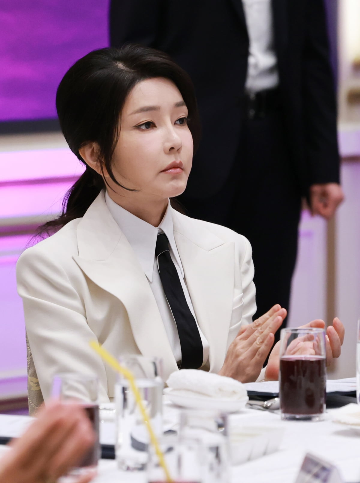 김건희 여사가 13일 청와대 영빈관에서 열린 '2024 파리 패럴림픽 선수단 격려 오찬'에 참석해 윤석열 대통령의 격려사 뒤 박수를 치고 있다. 2024.9.13 사진=연합뉴스 제공