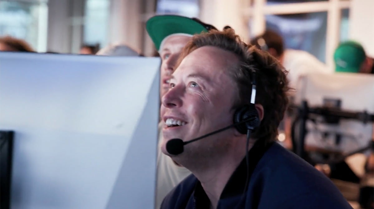 2023년 4월 스페이스X의 스타쉽이 텍사스 보카치카의 스타베이스에서 스타쉽과 슈퍼 헤비 로켓이 완전 통합된 상태로 첫 시험 비행을 위해 발사되는 장면을 지켜보는 일론 머스크. 사진=연합UPI