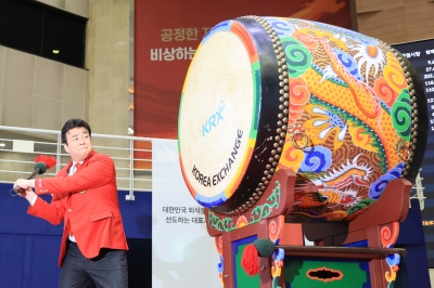 '호감'에서 '밉상' 된 백종원 ...흔들리는 더본코리아
