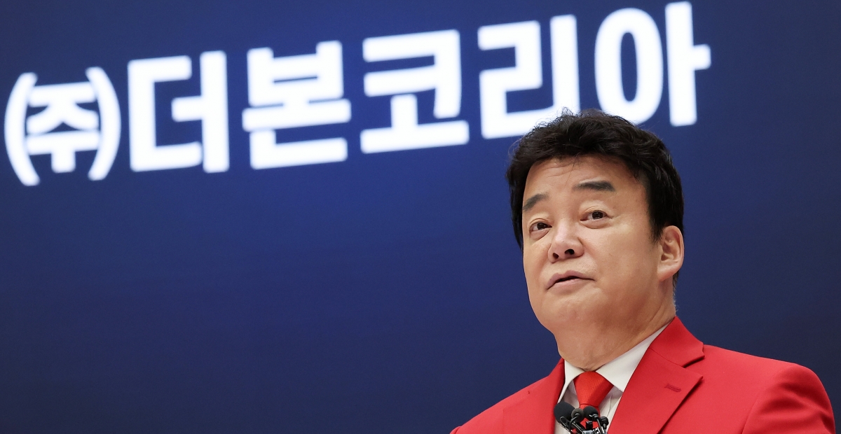 백종원 더본코리아 대표가 6일 서울 영등포구 여의도 한국거래소에서 열린 (주)더본코리아 유가증권시장 신규 상장기념식에서 상장 소감을 밝히고 있다. 2024.11.6/ 사진=뉴스1제공
