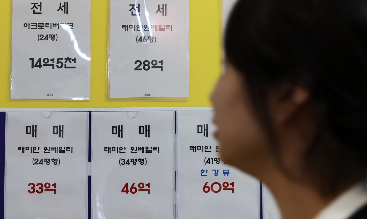 서울 아파트 전세가 '품귀 현상'을 보이며 1년2개월째 고공행진을 이어가고 있는 4일 서울 판포동 레미안 원베일리 상가에 시세가 붙어 있다. /2024.08.04 사진=한경 최혁 기자