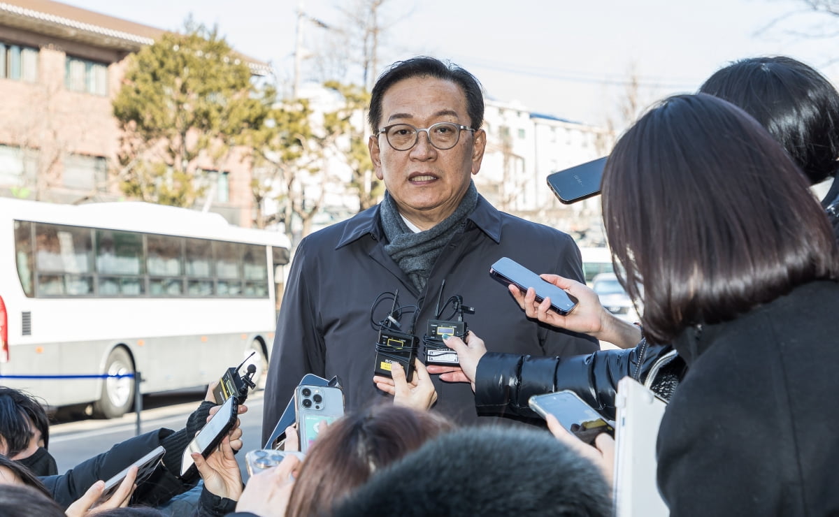 윤석열 대통령 측 변호인인 석동현 변호사가 20일 서울 종로구 헌법재판소에서 열린 윤석열 대통령 탄핵심판 10차 변론기일에 출석하며 취재진의 질문에 답하고 있다. 2025.02.20. 사진공동취재단