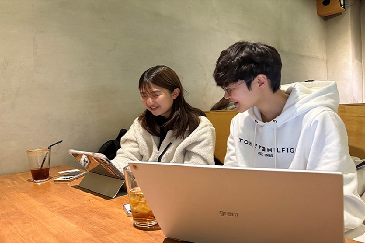 (왼)박선유 부주장과 (오)권예원 주장이 FC 엘리제에 대해 말하고 있는 모습.