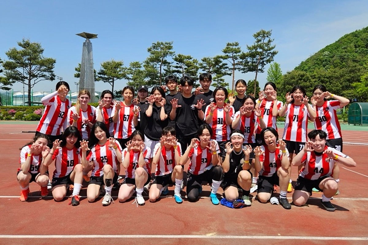 FC 엘리제가 2024년 양구 국토정중앙기 축구대회에서 단체 사진을 찍고 있는 모습