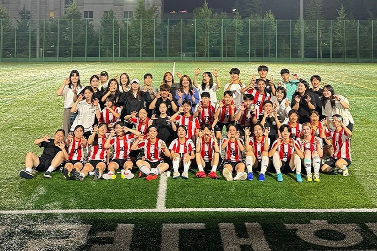 FC 엘리제와 FC 엘리제드가 단체 사진을 찍고 있는 모습.