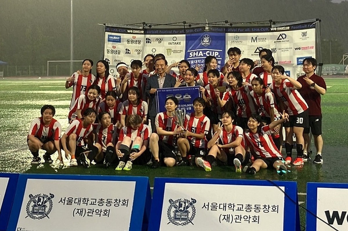 제9회 서울대학교총동창회장배 전국 대학 여자축구대회 샤컵에서 준우승을 차지한 FC 엘리제가 기념사진을 찍고 있는 모습