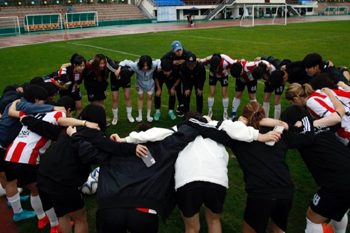FC 엘리제가 2024년 양구 국토정중앙기 축구대회에서 경기를 앞두고 준비를 하고 있는 모습
