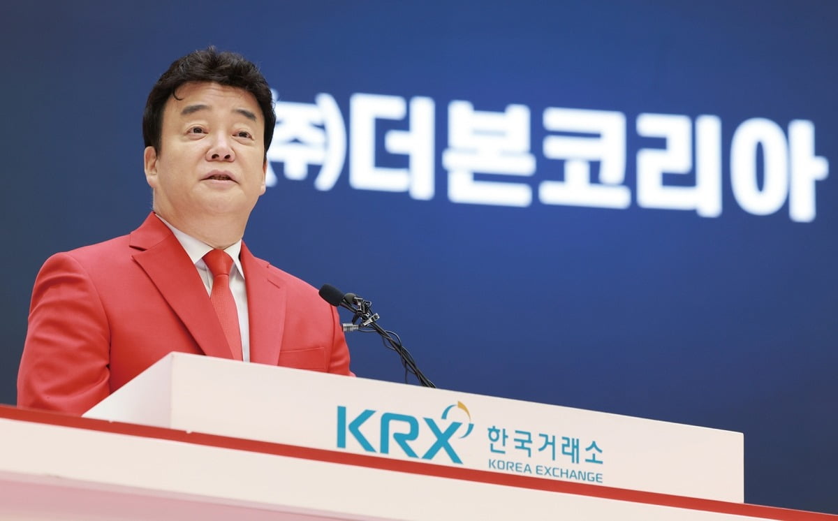 백종원 더본코리아 대표가 지난해 11월 6일 오전 서울 영등포구 여의도 한국거래소 홍보관에서 열린 더본코리아 코스피 상장 기념식에 참석해 소감을 밝히고 있다. 사진=연합뉴스