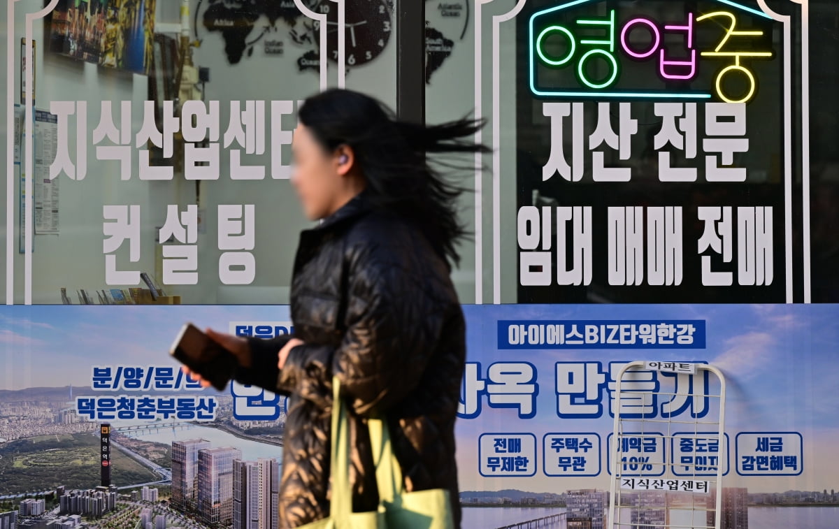 경기도 소재 한 공인중개사무소에서 지식산업센터 분양 및 거래를 홍보하고 있는 모습. 사진=이승재 기자