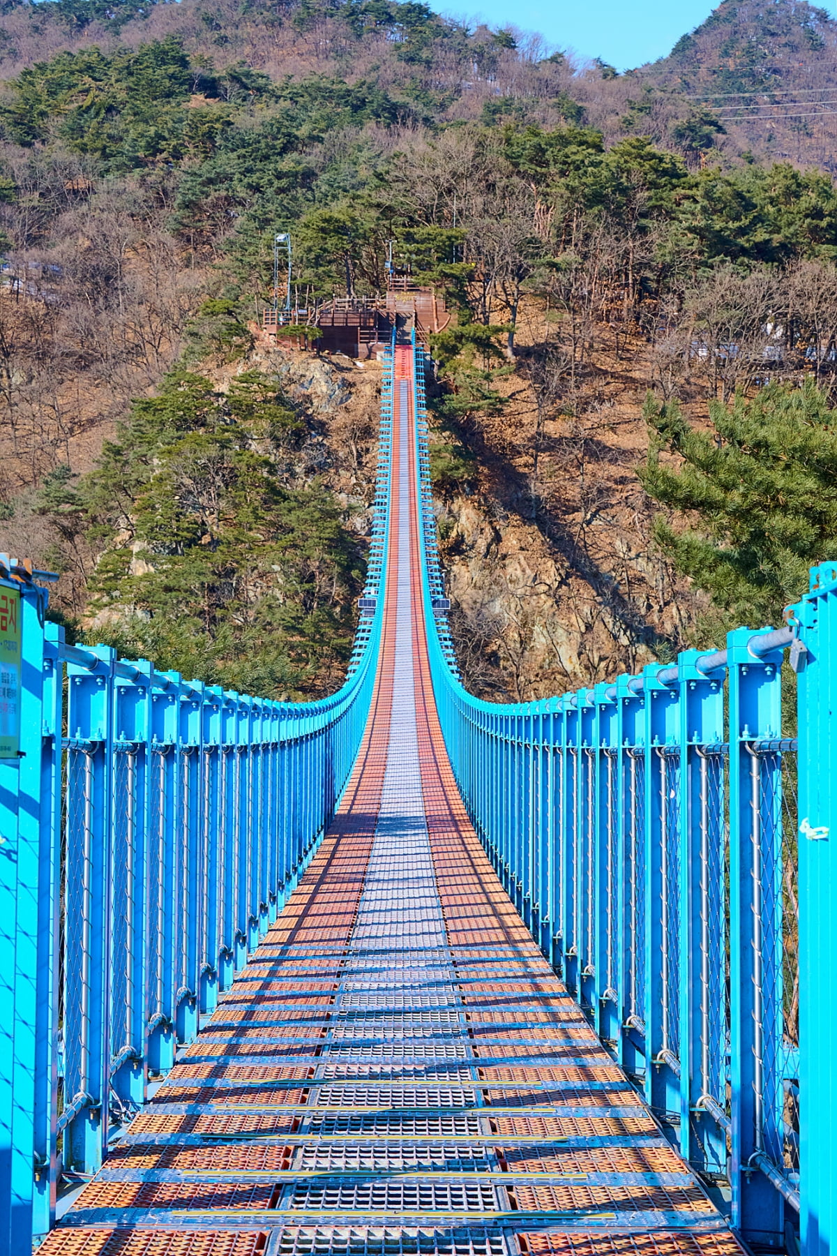 높이 100m, 길이 200m의 첫 번째 출렁다리. 흔들림이 꽤 있는 편이다. 사진=도진영