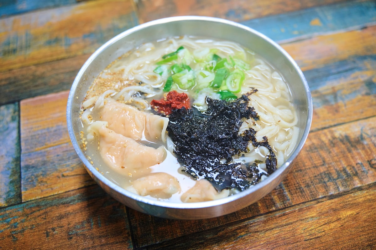 김치만두가 들어 더욱 푸짐한 칼만둣국. 사진=도진영