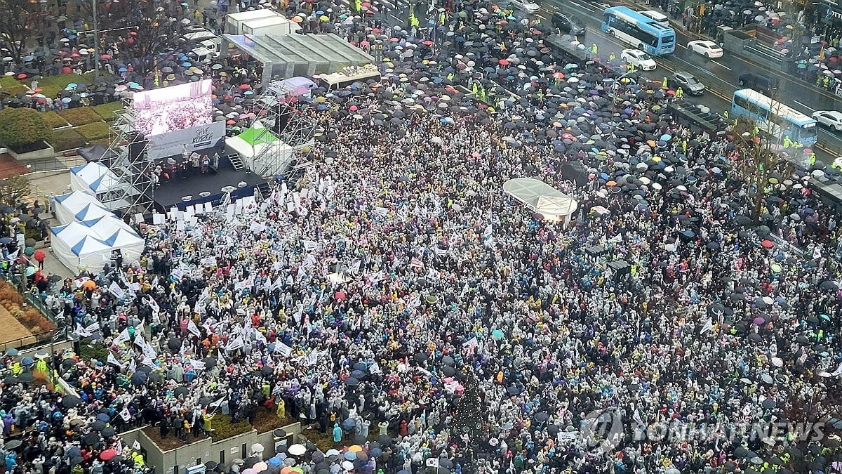 부산역 탄핵 반대 집회…전한길 "비상계엄은 계몽령"