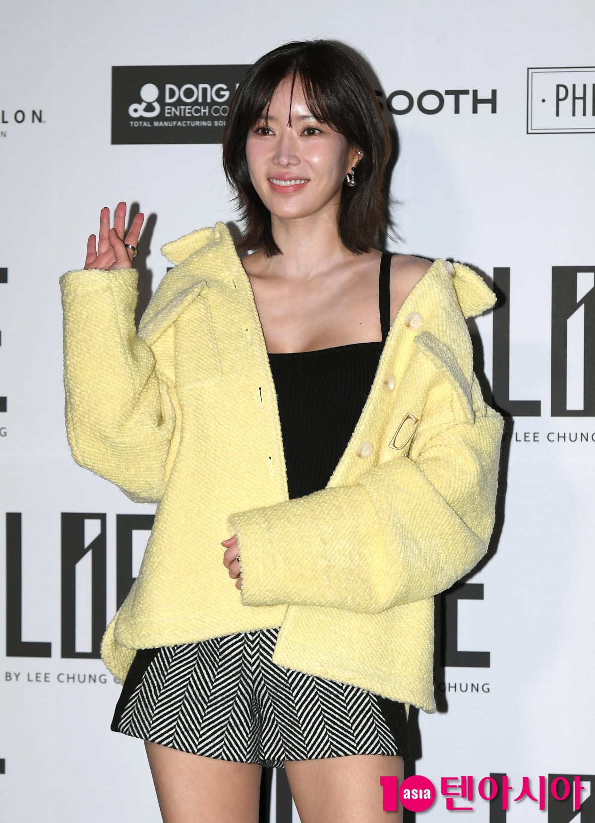 Actress Lim Soo-hyang Hot pants that can't be given up even in the cold... dimpled smiles