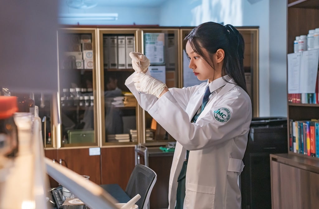 혜리, 금수저 병원장 딸이라더니…클럽서 파격 노출, 핑크머리 '충격' ('선의의경쟁')