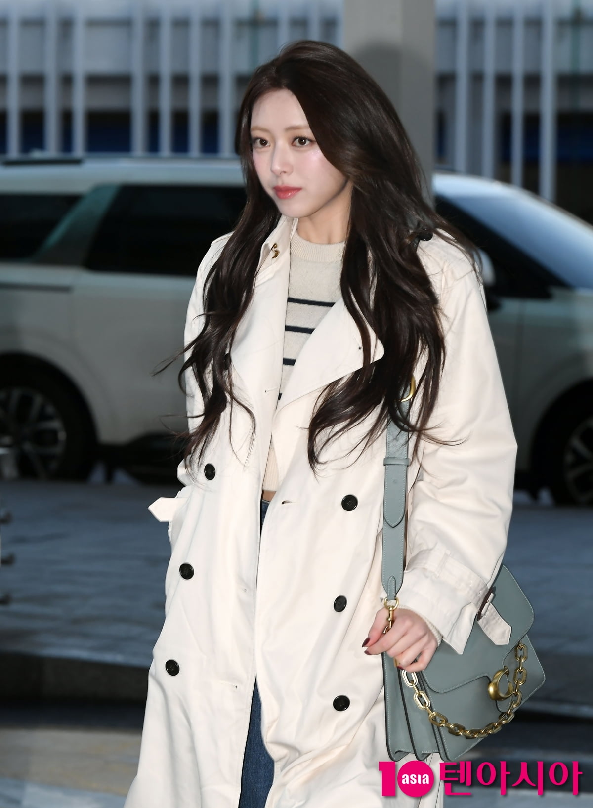 있지 유나, 심쿵 눈맞춤...미소 천사 출국길[TEN포토+]