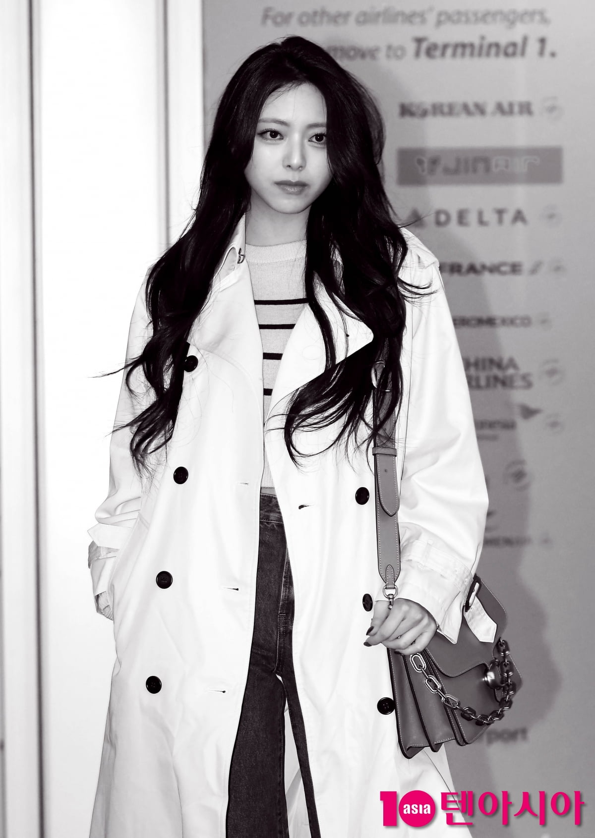 ITZY's Yuna A doll-like girl with just a torn face... Innocent beauty